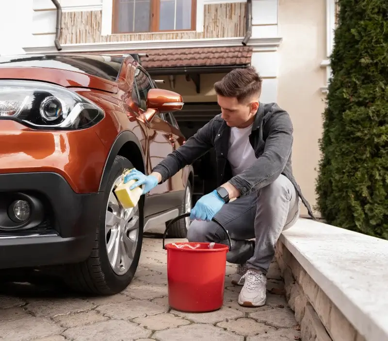 Lavage auto à domicile Saint-Sauvier : professionnel intervenant sur un véhicule